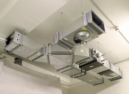 Vue de l'éjecteur du système de ventilation des locaux industriels Quel type de ventilation est utilisé dans la production