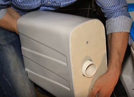 Enfiar o cartucho no orifício do tanque