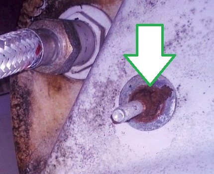 Desaparafusar o tanque da porca de fixação