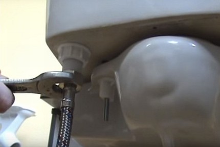 Enroscando a mangueira de água