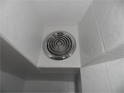 Ventilation silencieuse pour que la cuvette des toilettes ne s'embue pas Ventilation silencieuse