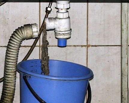 Demontage eines alten Waschbeckens Demontage eines alten Waschbeckens