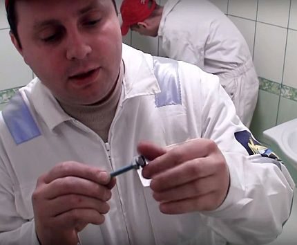 Schrauben Sie die Doppelmutter auf die Halterung Schrauben Sie die Doppelmutter auf die Halterung