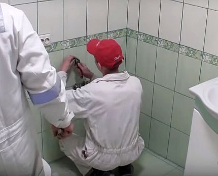 Schrauben Sie den Ankerbolzen in das Loch Schrauben Sie den Ankerbolzen in das Loch