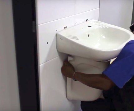 Montage des Sockels für die Spüle Montage des Sockels für die Spüle