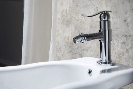 Bidetmischer auf einem Bidet montiert Den Mixer am Bidet befestigen