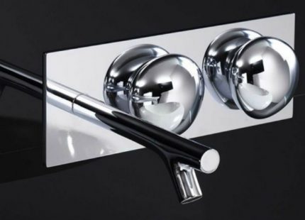 Versteckte Installationsoption für einen Bidetmischer Verdeckte Installation des Mischers