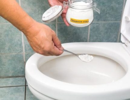 Refrigerante para limpar o banheiro Refrigerante para limpar o banheiro