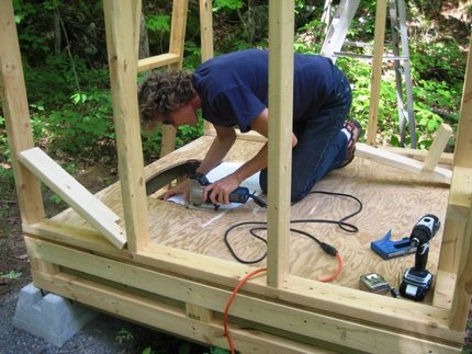 Construction du plancher des toilettes de campagne Exécution du travail