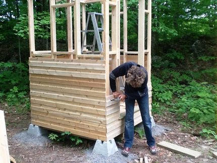 Doublure en bardeau de bricolage d'une toilette de campagne Doublure