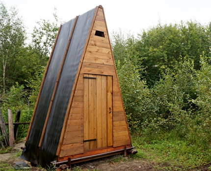 Cabane de toilettes dans le pays