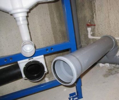 L'angle du tuyau par rapport aux toilettes