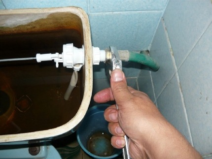 Disconnecting the tank from the water supply