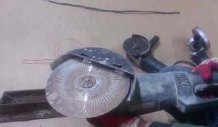 Using a grinder to dismantle a toilet Using the grinder when removing the toilet