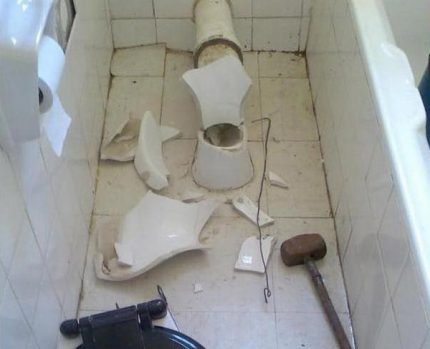 How to remove old toilets Dismantling the toilet with a sledgehammer