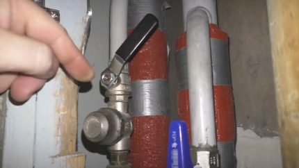 Preparation before removing the old toilet Overlap of a water supply pipe