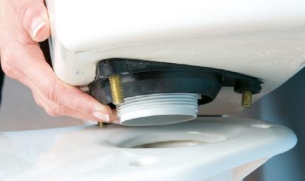 How not to split to remove the old toilet The tank must be removed very carefully.