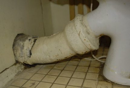 How to remove the drain from the old toilet Dismantling an old toilet