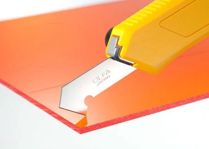 Plastic cutting knife The knife will help remove the flexible drain.