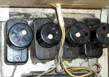 Se as conexões na parte superior inundaram a fiação: o que devo fazer? Cortiça