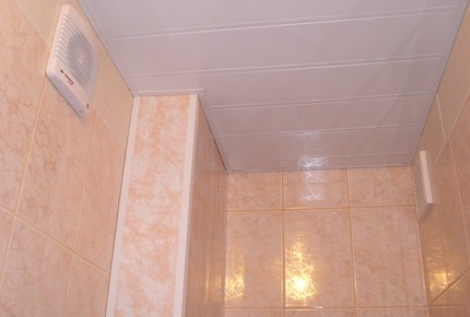 Décoration avec panneaux en plastique