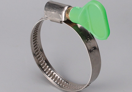 Fixations à ruban perforé