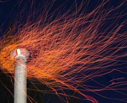 Kıvılcımlar sokağa uçuyor