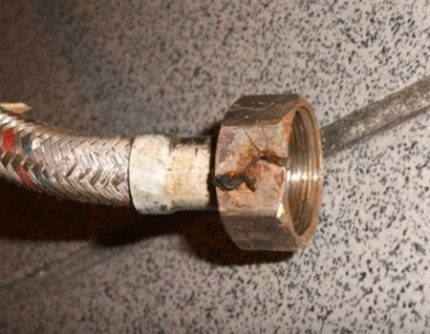 Gaka cracked on the eyeliner when installing the mixer on the sink Silumin nuts break