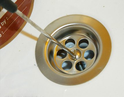 Mounting the flush over the sink siphon after installing the mixer Siphon installation