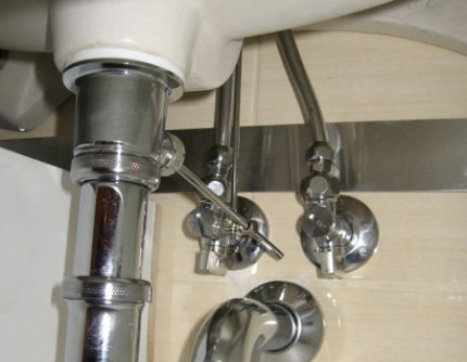 Connection of an eyeliner to water supply pipes