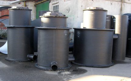 Doublure en plastique dans un puits en béton Doublure en plastique dans un puits en béton