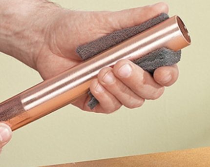 Preparando um tubo de cobre para solda Preparando um tubo de cobre para solda