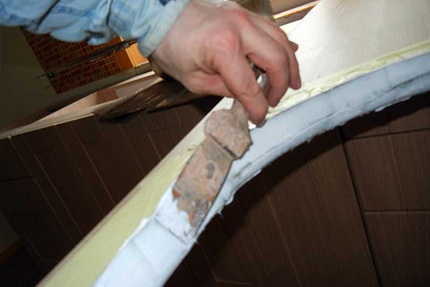 Vorbereitung für die Montage der Spüle in der Arbeitsplatte über der Waschmaschine