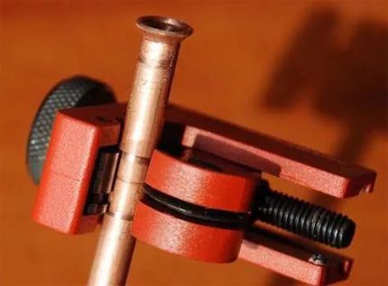 Coupe de tuyaux lors de l'installation de climatiseurs Coupe de tuyaux lors de l'installation de climatiseurs