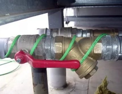 Colocação de cabos de aquecimento auto-reguláveis em tubos Montagem de cabos