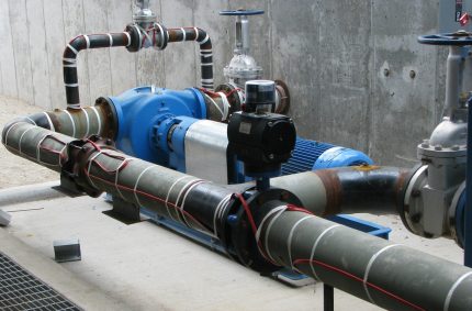 Colocar o cabo de aquecimento auto-regulável Tubos com cabo de aquecimento auto-regulável