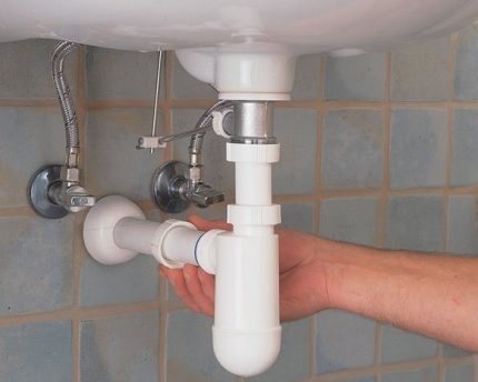 Comment assembler un siphon en plastique pour un évier de cuisine Connexion de tuyau rigide