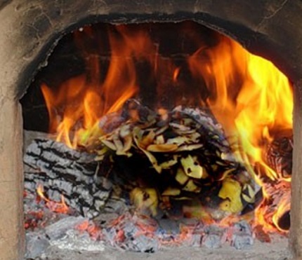 Ofenkartoffeln zur Reinigung des Schornsteins Kartoffel brennen