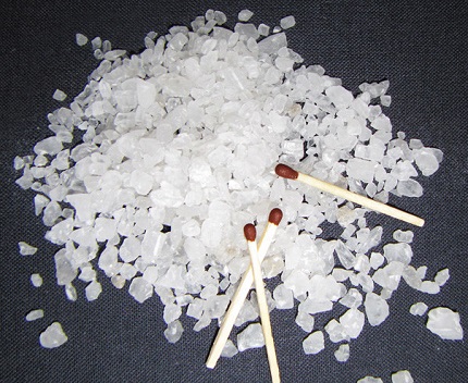 Salz beim Reinigen des Schornsteins Schornsteinreinigungssalz