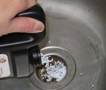 Produit chimique pour le nettoyage des tuyaux