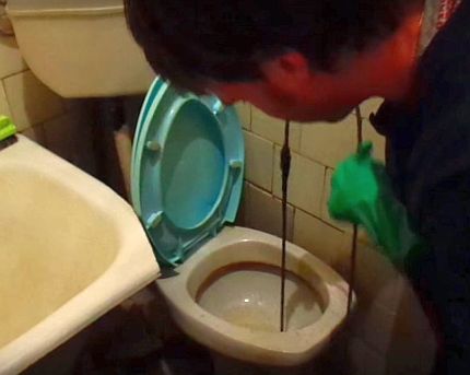 Tirer un câble avec de la saleté adhérente Tirer un câble avec de la saleté adhérente