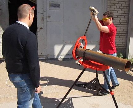 Utilisation d'un coupe-tube manuel avec verrou de serrage