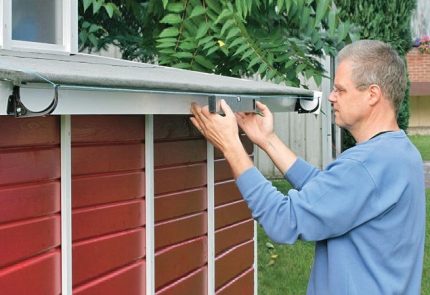 Contrôle du niveau de gouttière avec laçage