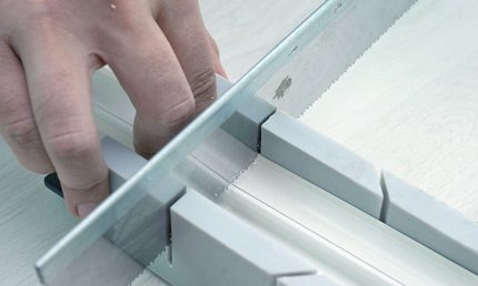 Utilisation d'une boîte à onglets pour couper des boîtes Utilisation d'une boîte à onglets pour couper des boîtes