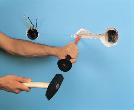 Stroboscopes avec un marteau et un burin