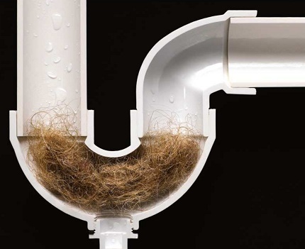 Là où de petites choses sont tombées dans l'évier se coincent