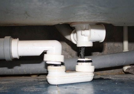 Comment démonter un siphon sous le bain
