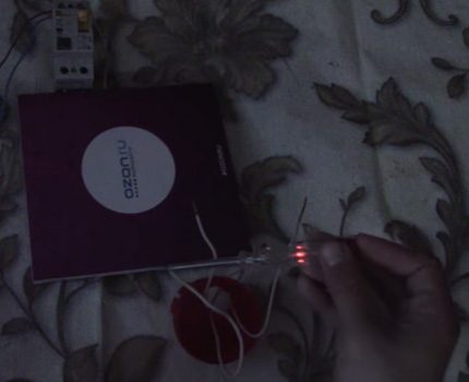 Quando em contato com a fase, a lâmpada acende.