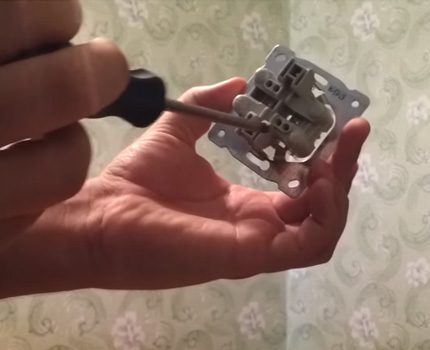 Mecanismo de saída dupla