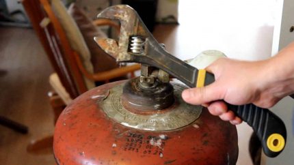 Wie man einen Brennerofen in Altöl aus einer Gasflasche macht Ausbau des Ventils